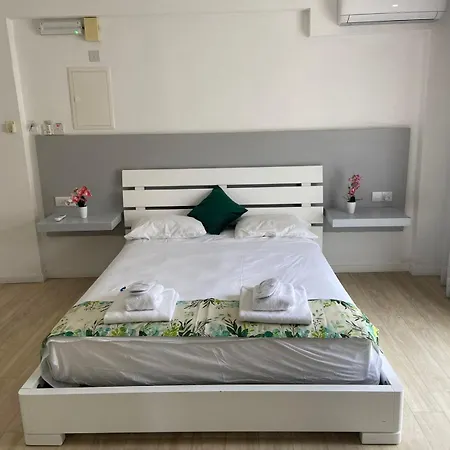 Finikoudes Apartment